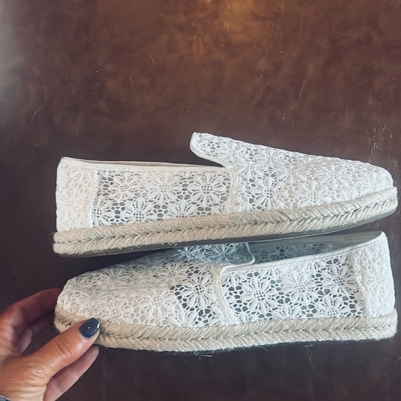 NWOT TOMS Alpargata Floral Lace Slip-on Flats in White Size 7.5 - Picture 8 of 9
